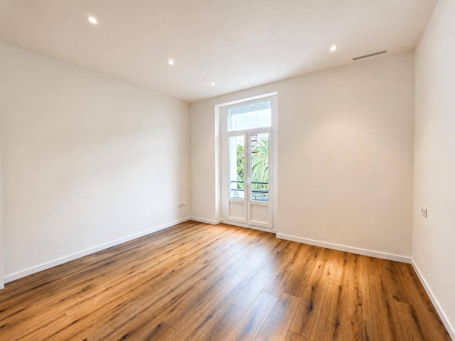 4 quarto Apartamento para arrendar em Valencia cidade - 3 000 € (Ref: 10037395)