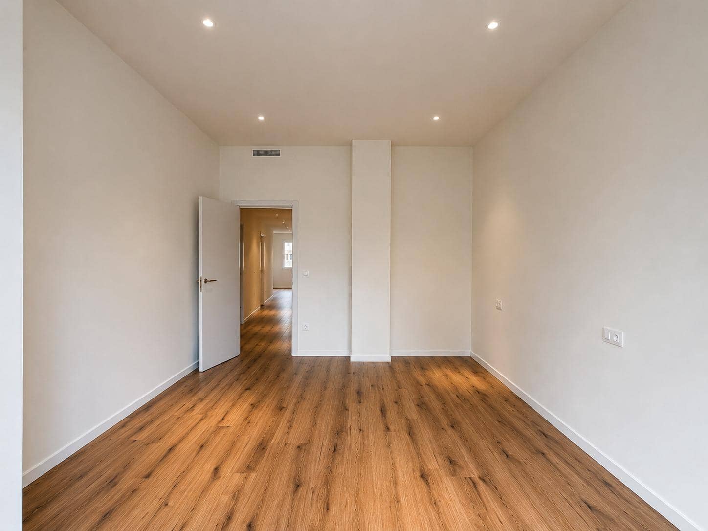 4 quarto Apartamento para arrendar em Valencia cidade - 3 000 € (Ref: 10037395)