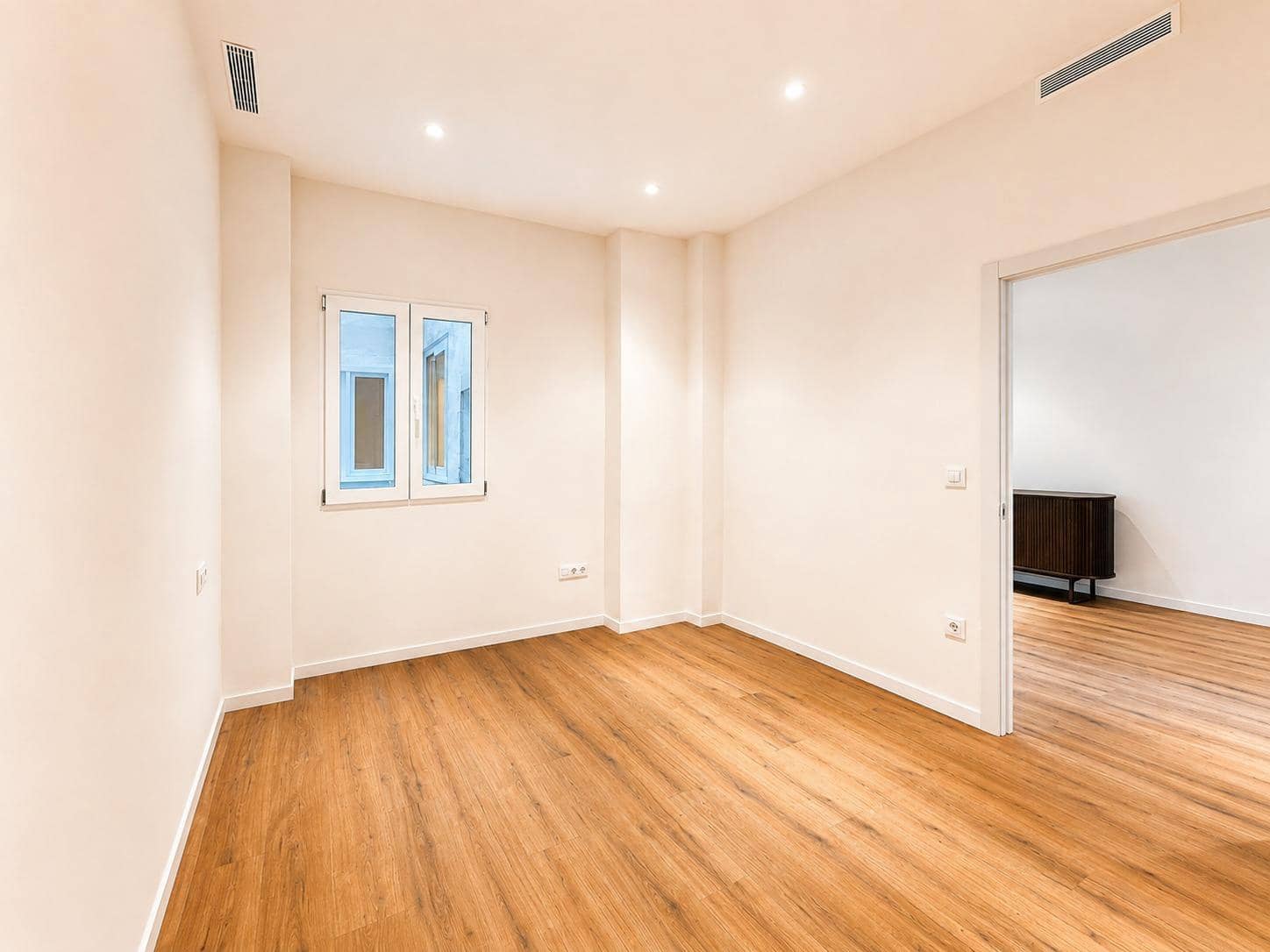 4 quarto Apartamento para arrendar em Valencia cidade - 3 000 € (Ref: 10037395)