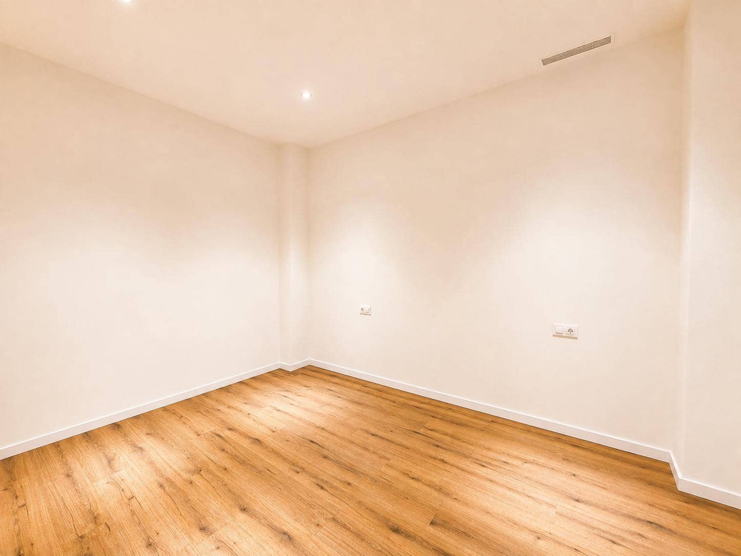 4 quarto Apartamento para arrendar em Valencia cidade - 3 000 € (Ref: 10037395)