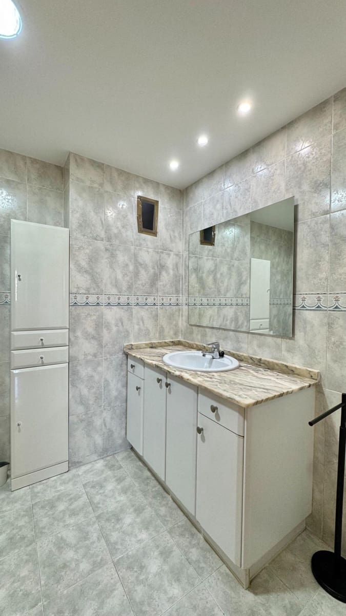 2 slaapkamer Flat te huur in Paterna met zwembad - € 1.200 (Ref: 10037397)