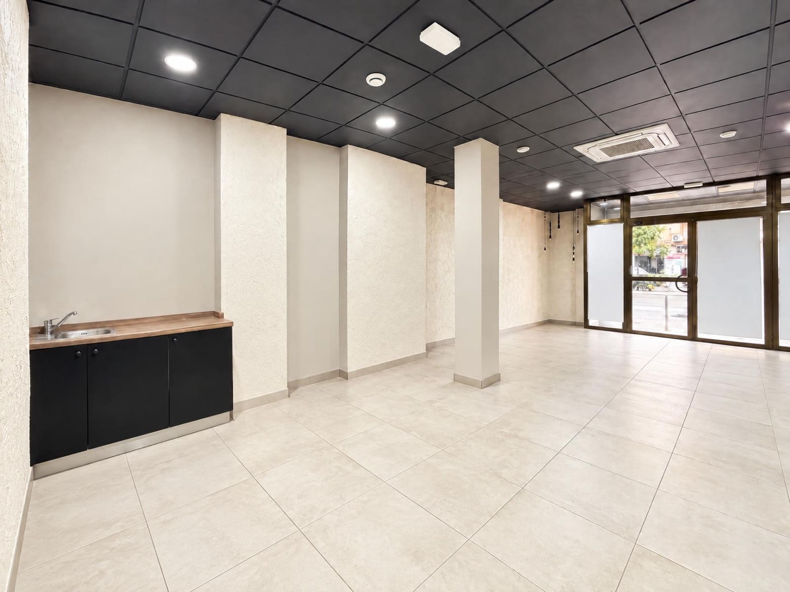 Erhverv til salg i Valencia by - € 270.000 (Ref: 10173890)