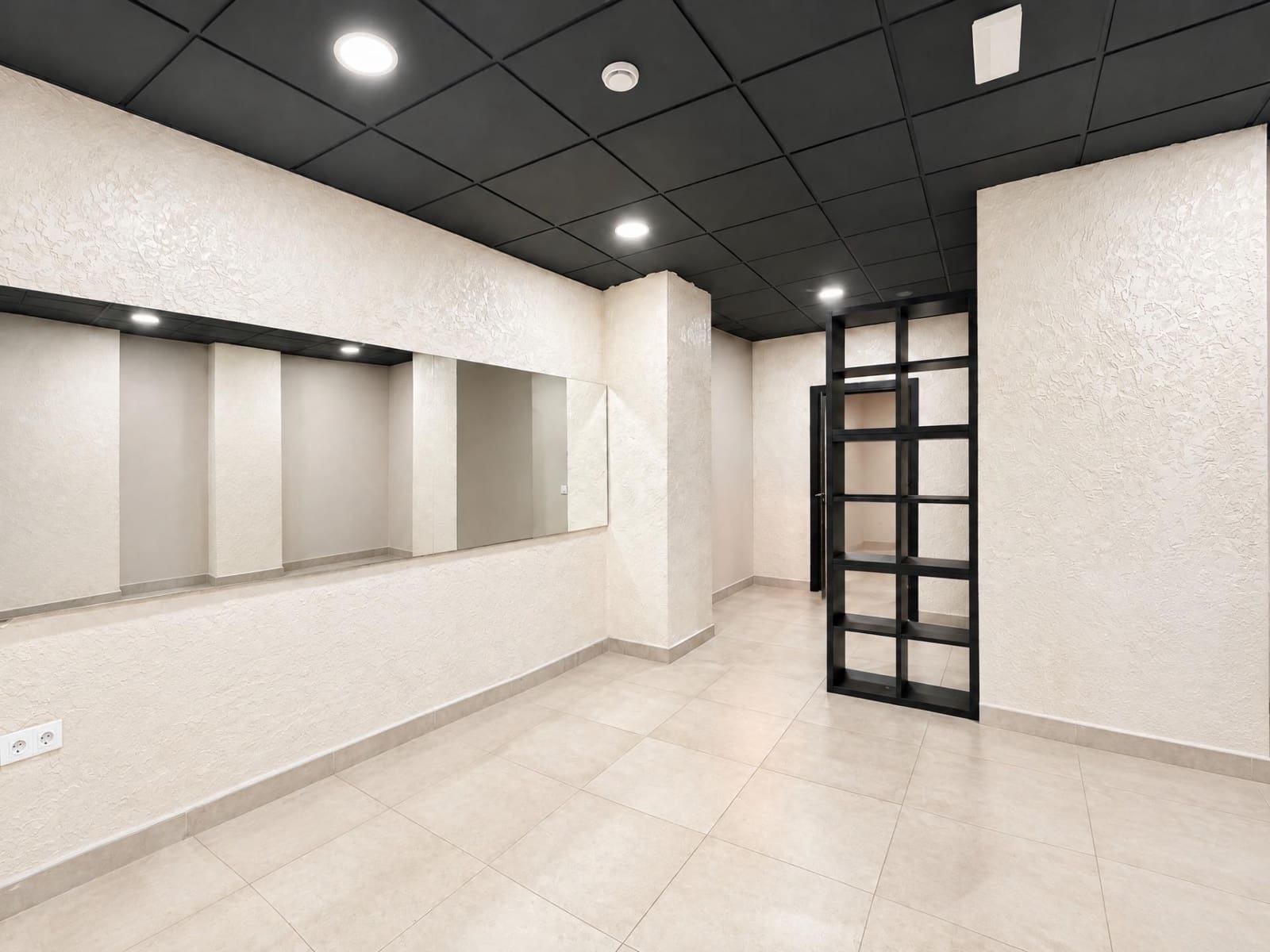 Erhverv til salg i Valencia by - € 270.000 (Ref: 10173890)