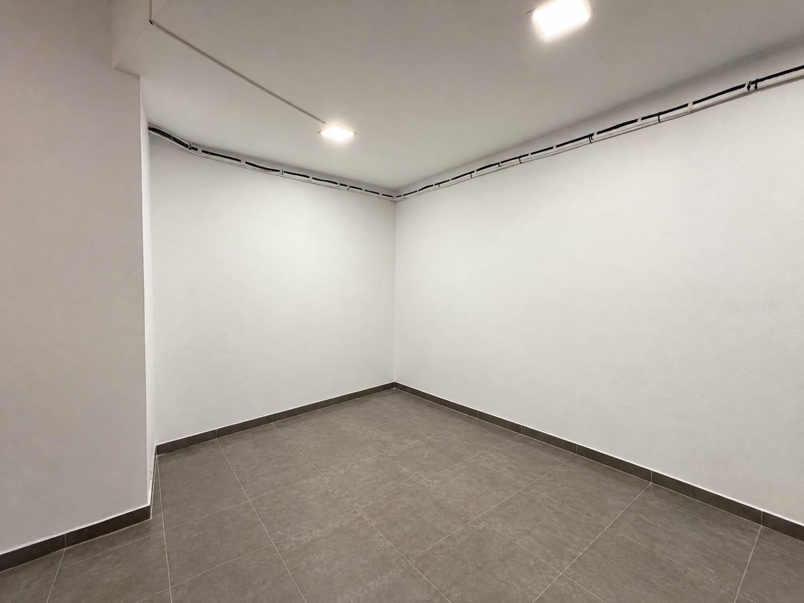 Erhverv til salg i Valencia by - € 270.000 (Ref: 10173890)
