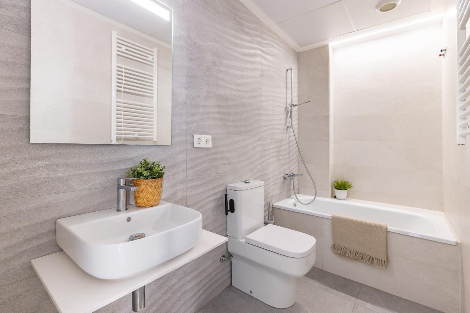 3 sypialnia Dom szeregowy na sprzedaż w Miasto Walencja z basenem garażem - 850 000 € (Ref: 10173891)