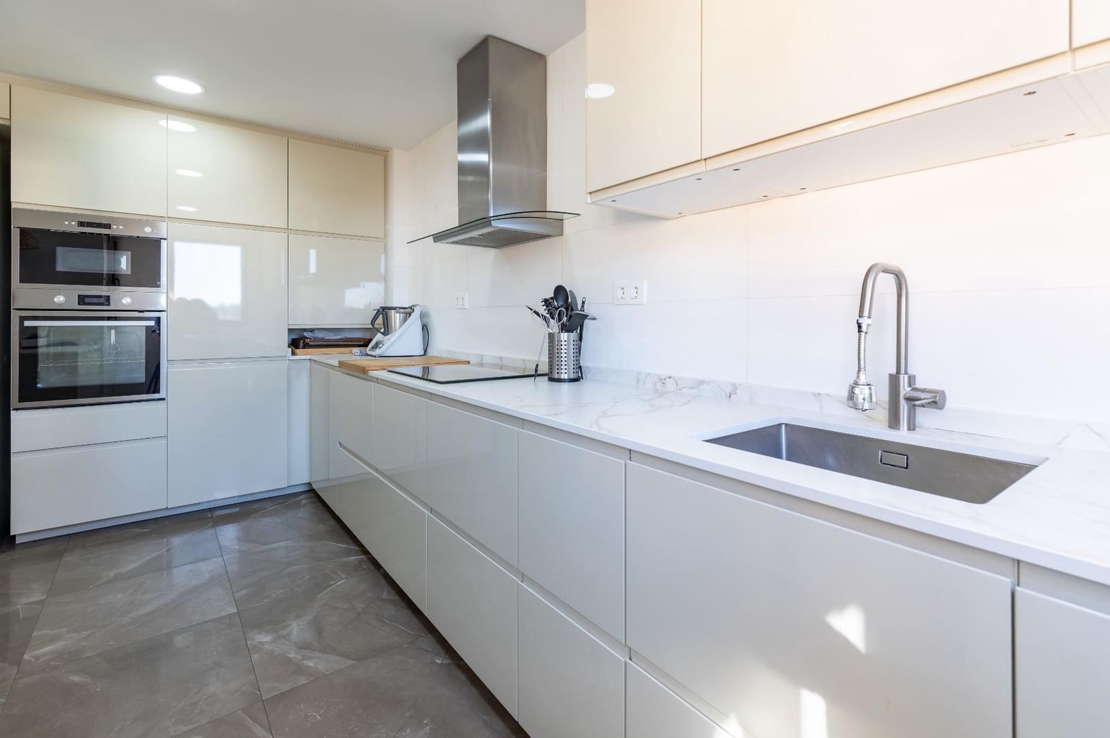 5 soveværelse Rækkehus til salg i Paterna med swimmingpool garage - € 450.000 (Ref: 8792530)