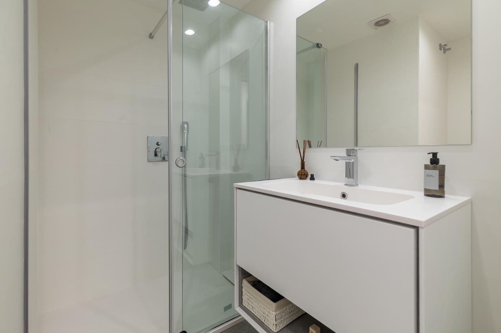 3 makuuhuone Asunto vuokrattavana paikassa Valencia kaupunki - 2 400 € (Ref: 9285135)