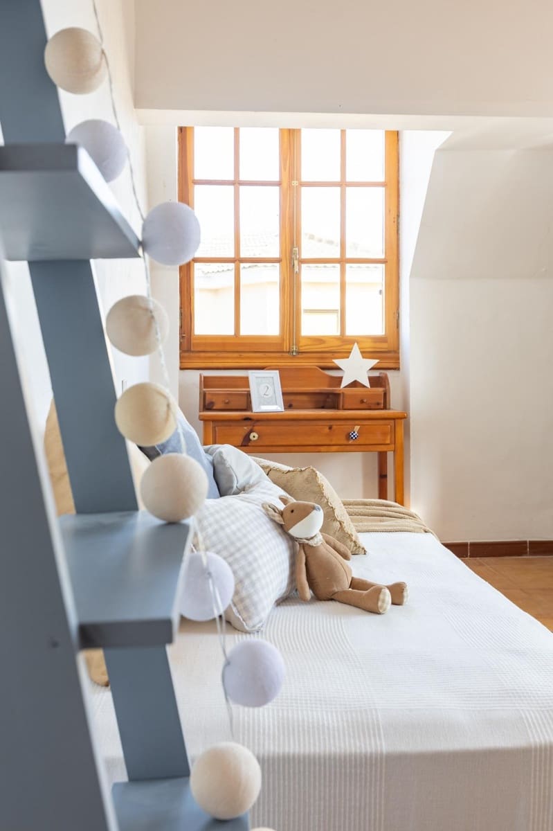 7 soverom Villa til salgs i Requena med svømmebasseng garasje - € 525 000 (Ref: 9519260)