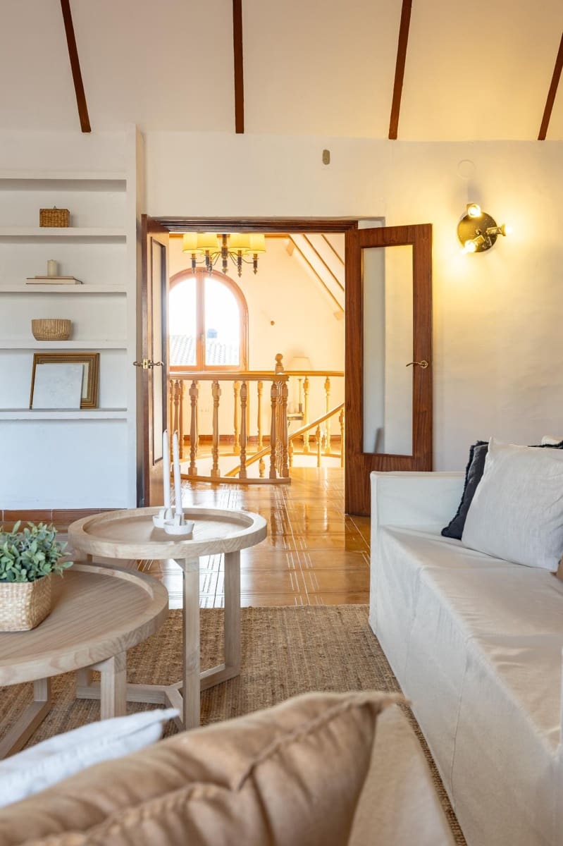 7 soverom Villa til salgs i Requena med svømmebasseng garasje - € 525 000 (Ref: 9519260)