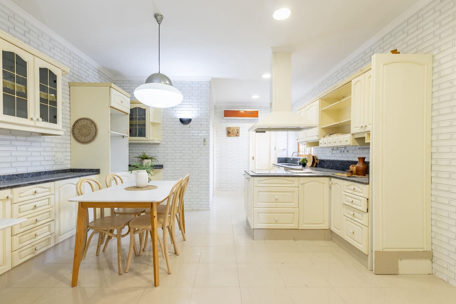 7 soverom Villa til salgs i Requena med svømmebasseng garasje - € 525 000 (Ref: 9519260)