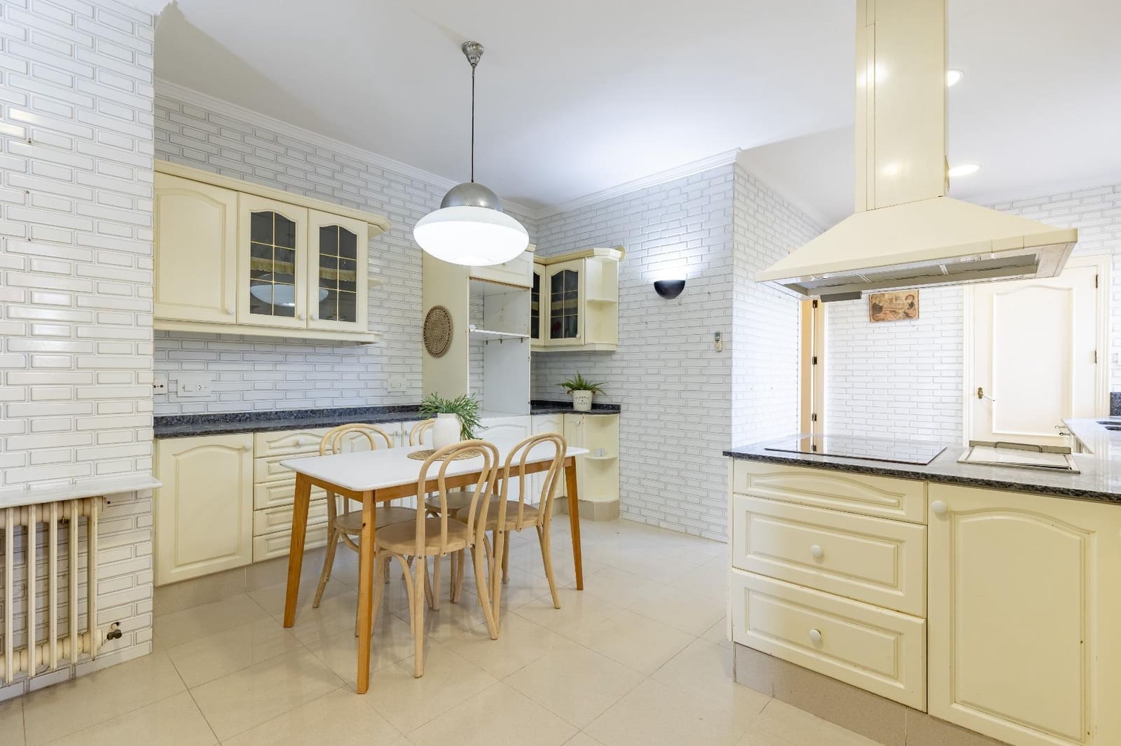 7 soverom Villa til salgs i Requena med svømmebasseng garasje - € 525 000 (Ref: 9519260)