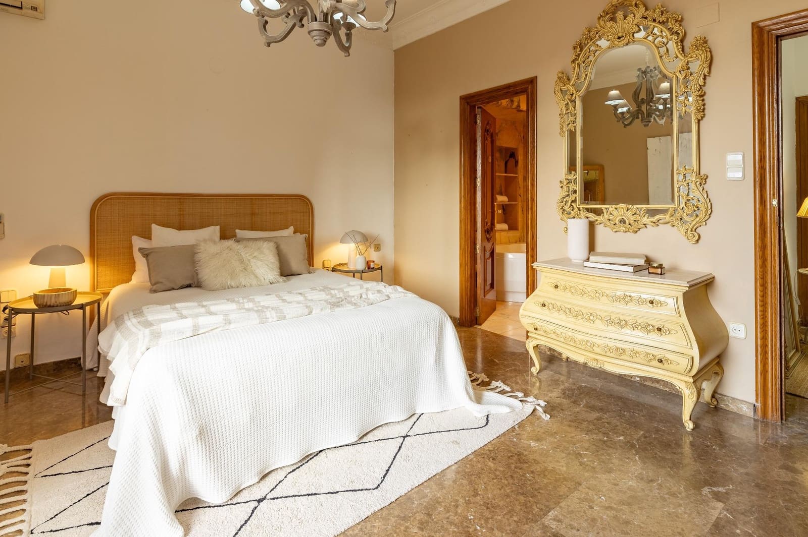 7 soverom Villa til salgs i Requena med svømmebasseng garasje - € 525 000 (Ref: 9519260)