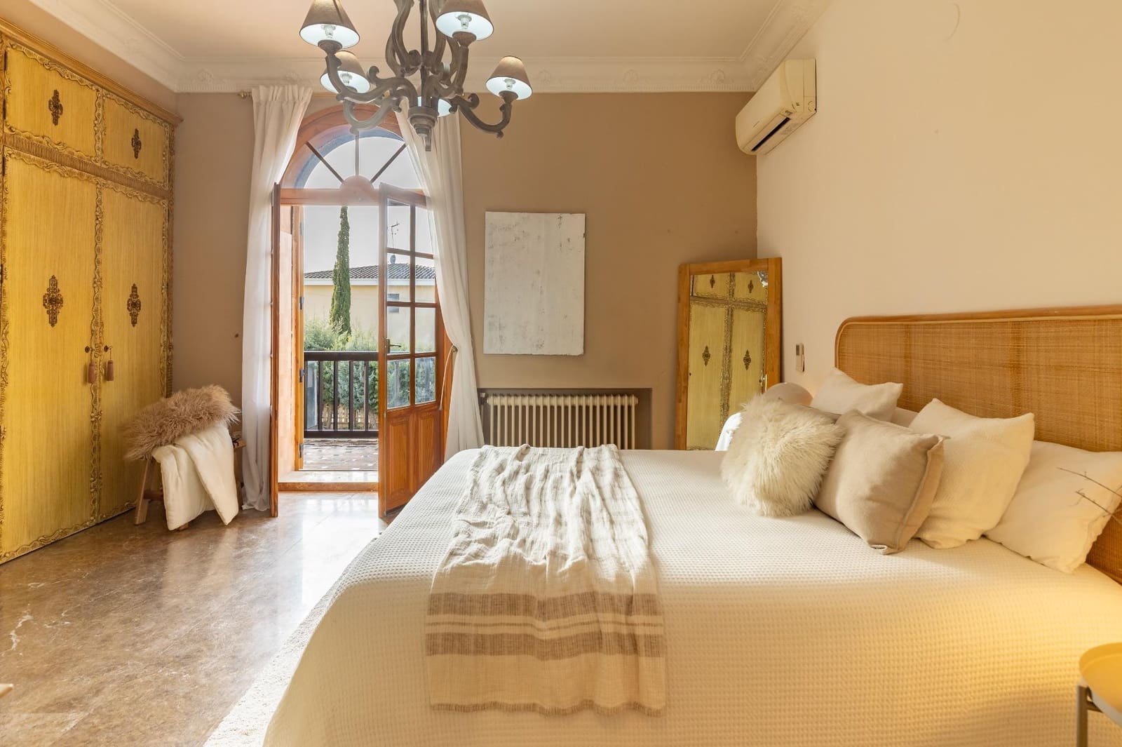 7 soverom Villa til salgs i Requena med svømmebasseng garasje - € 525 000 (Ref: 9519260)