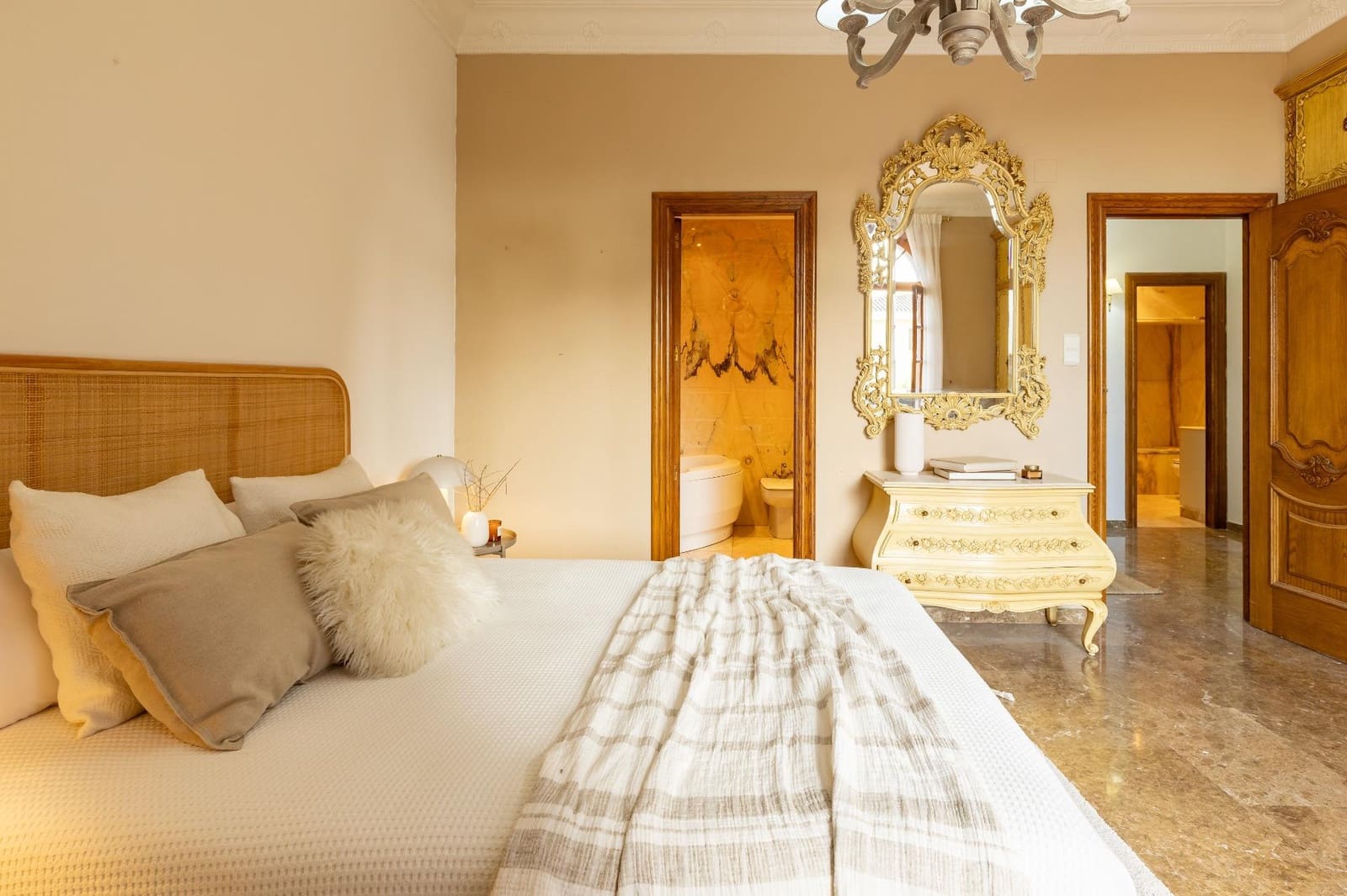 7 soverom Villa til salgs i Requena med svømmebasseng garasje - € 525 000 (Ref: 9519260)