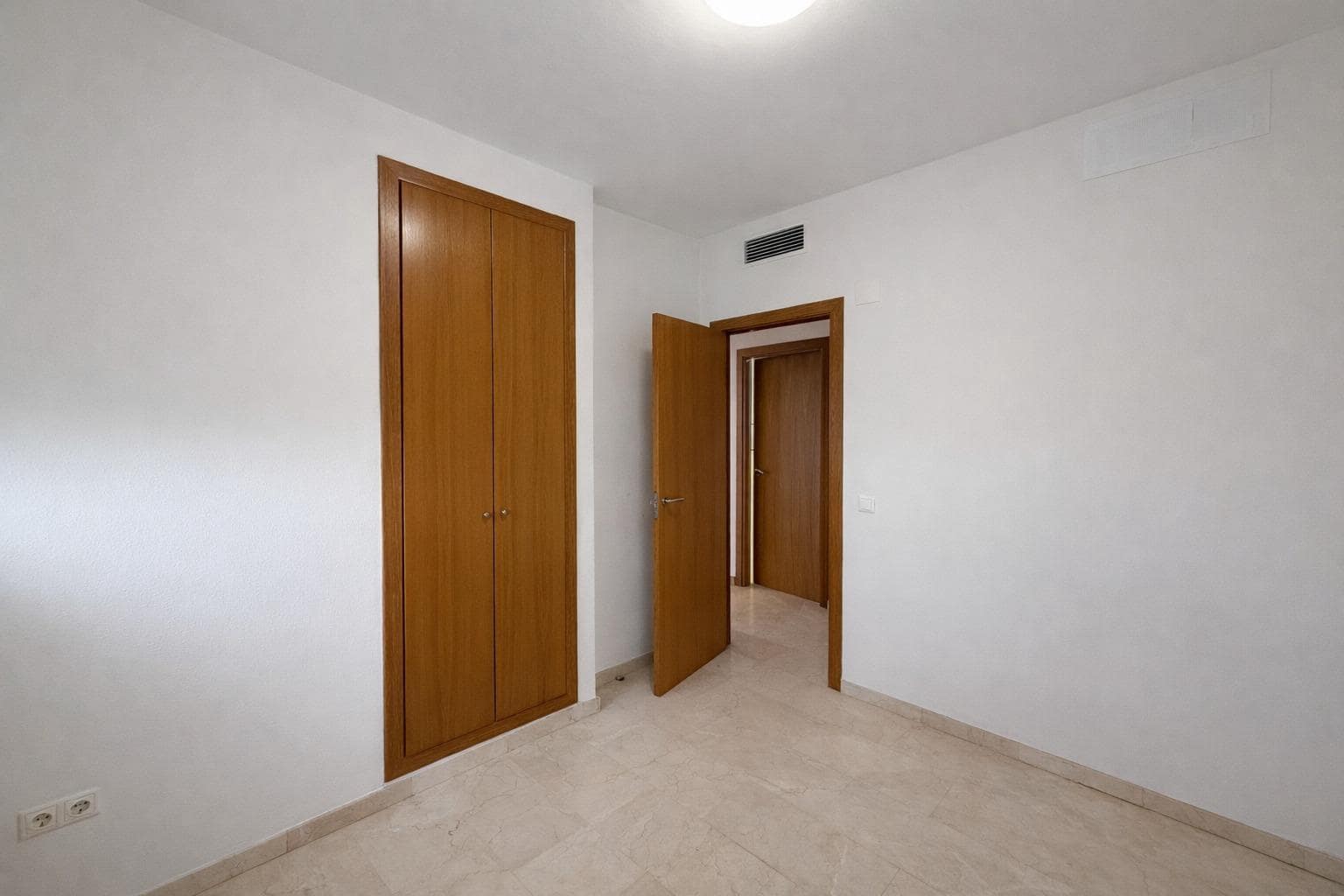 3 bedroom Flat for rent in Paterna with pool garage - € 1,100 (Ref: 9562112)