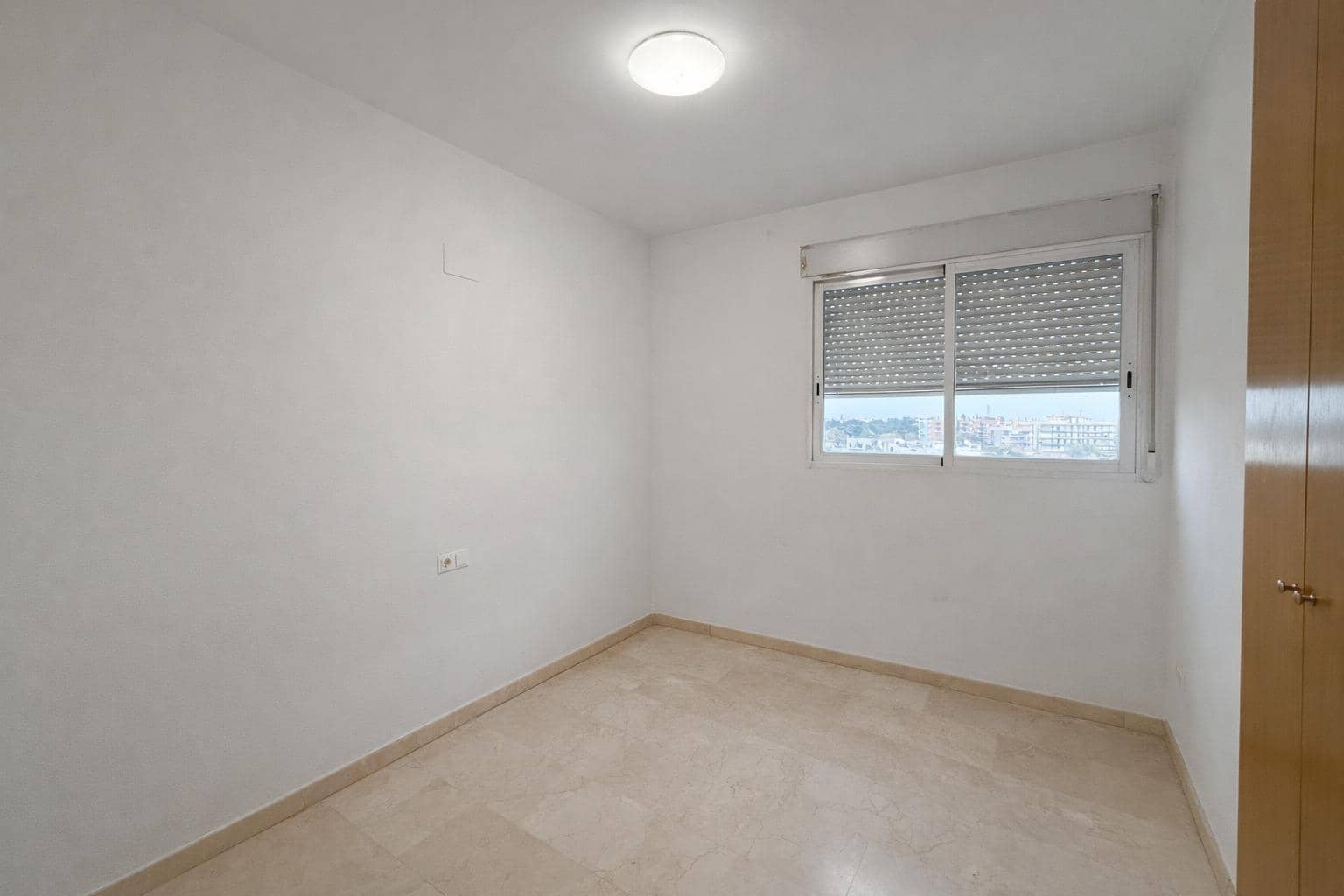 3 bedroom Flat for rent in Paterna with pool garage - € 1,100 (Ref: 9562112)