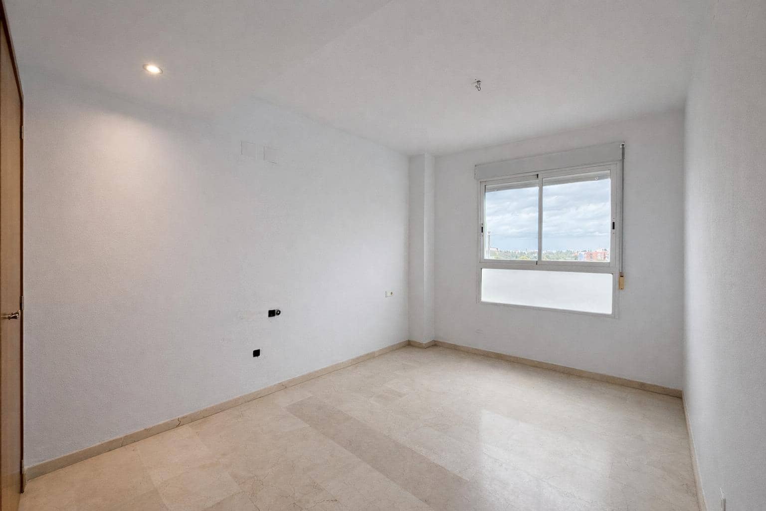3 bedroom Flat for rent in Paterna with pool garage - € 1,100 (Ref: 9562112)