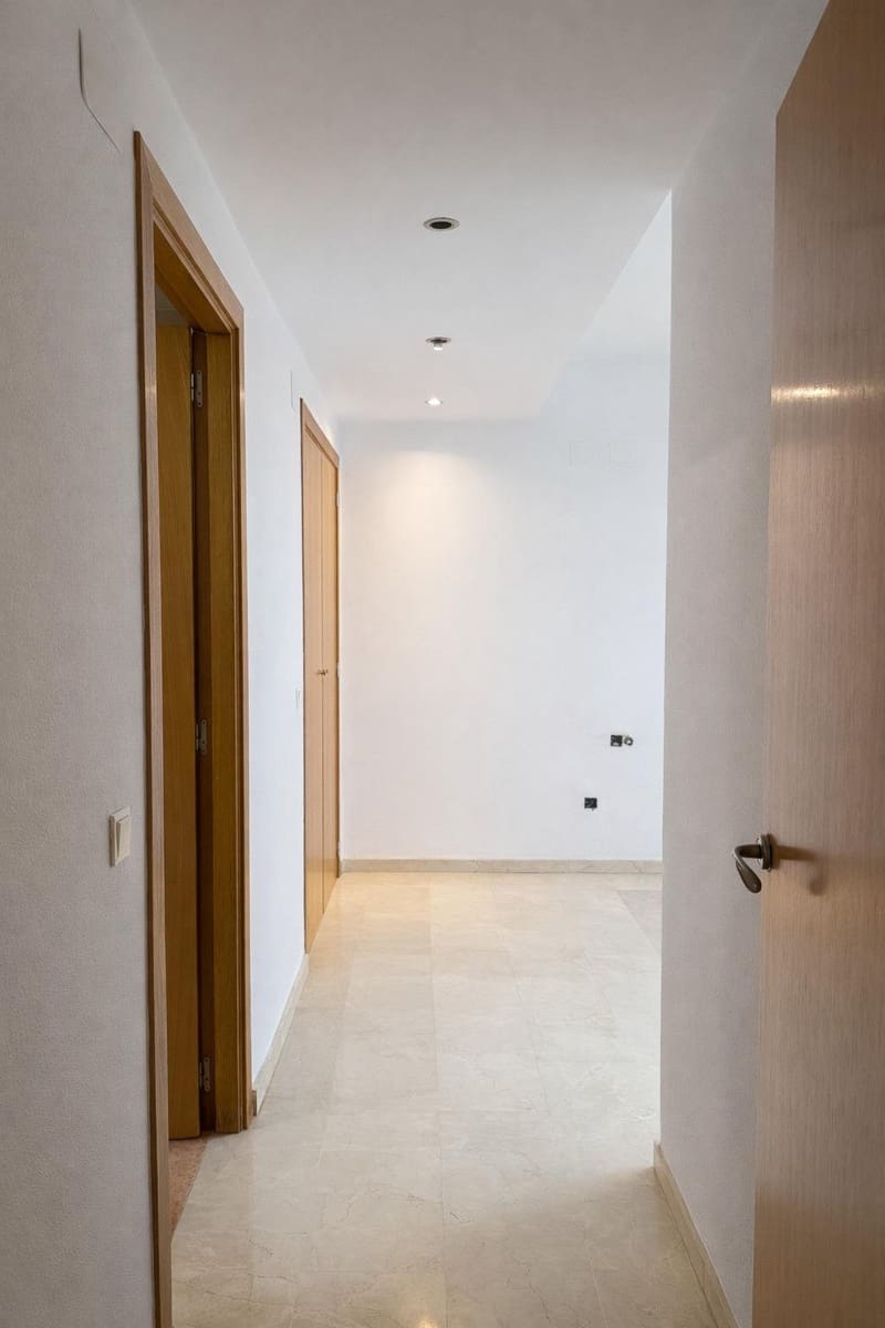 3 bedroom Flat for rent in Paterna with pool garage - € 1,100 (Ref: 9562112)