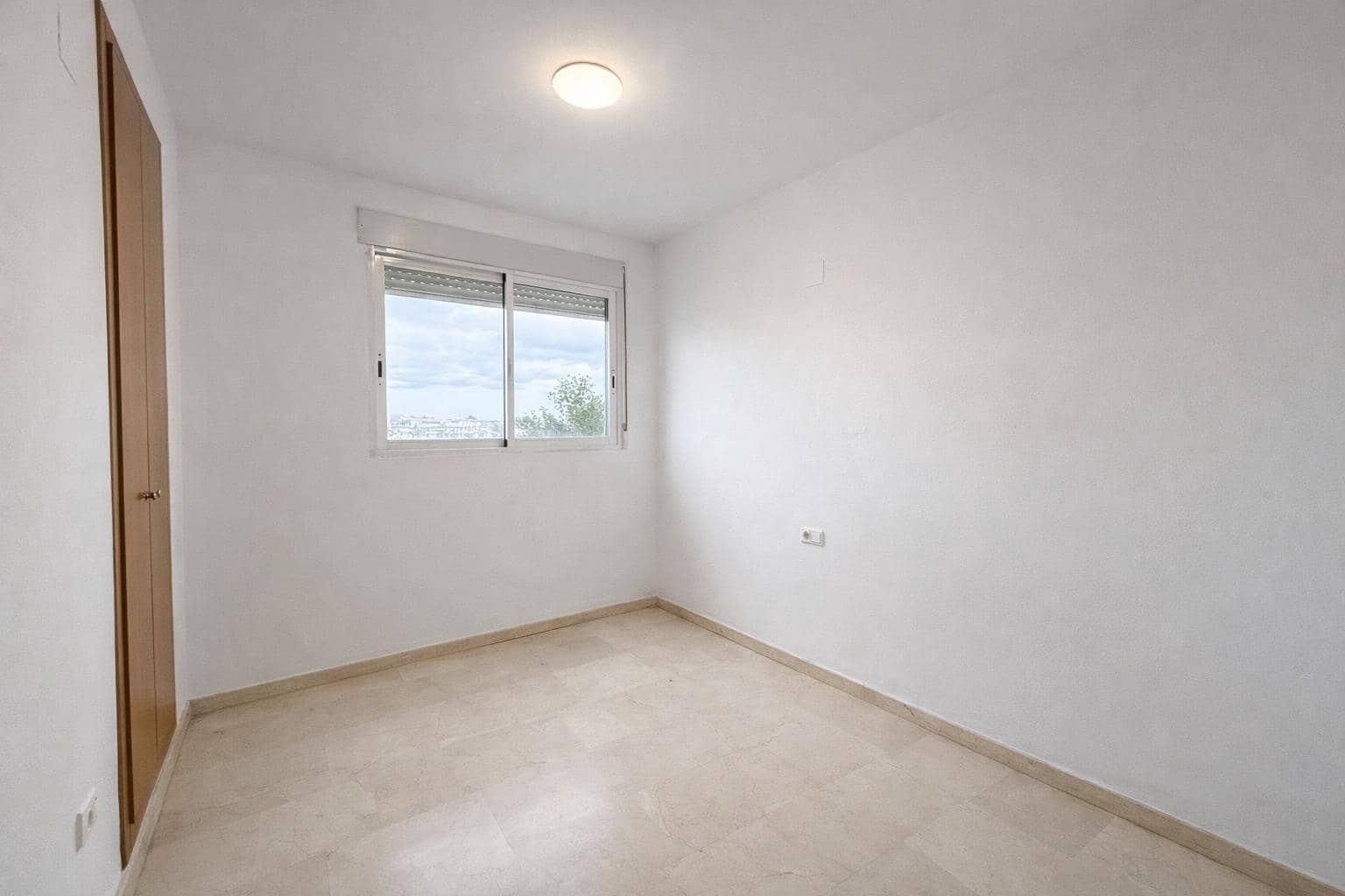 3 bedroom Flat for rent in Paterna with pool garage - € 1,100 (Ref: 9562112)