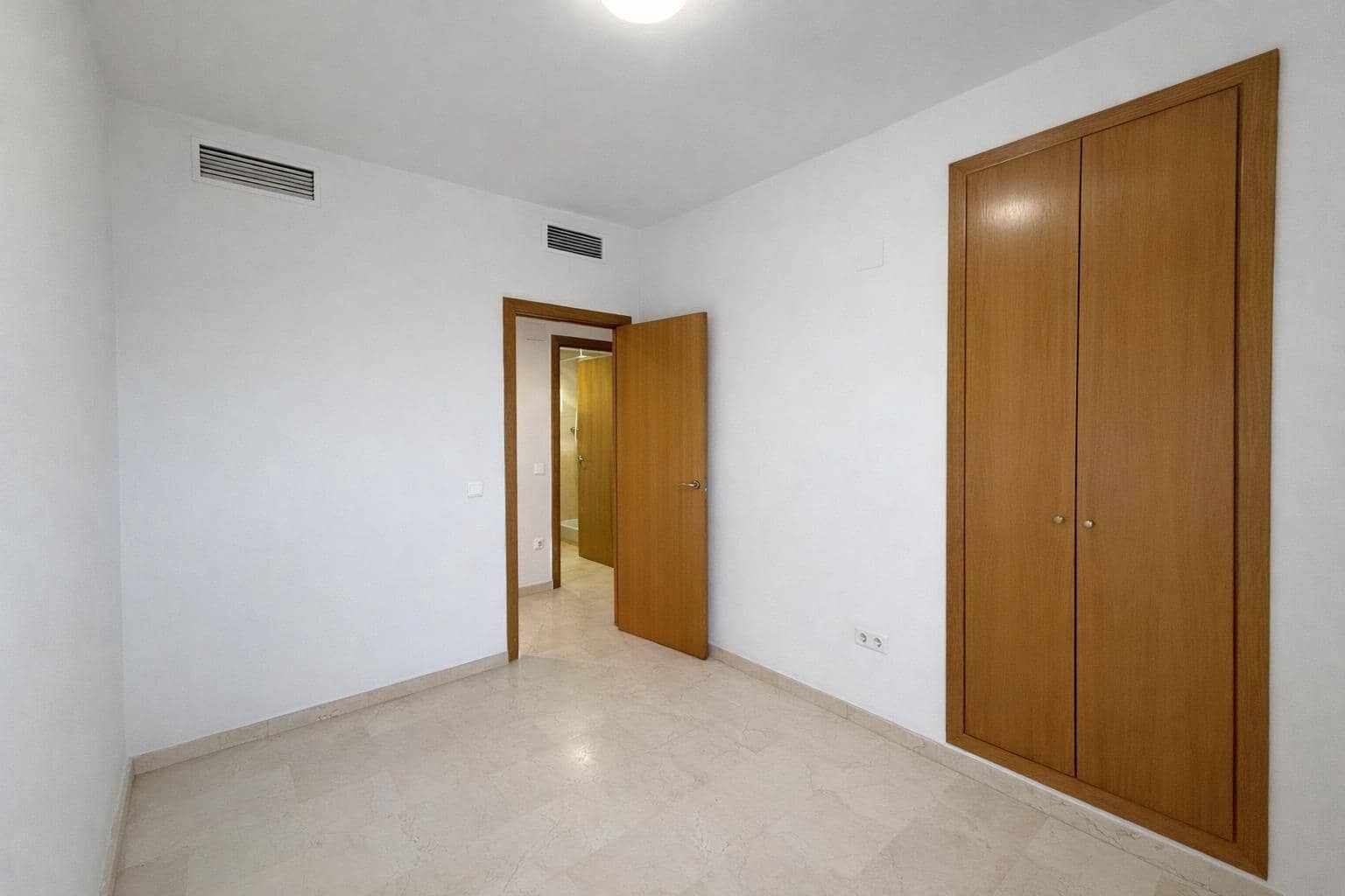3 bedroom Flat for rent in Paterna with pool garage - € 1,100 (Ref: 9562112)