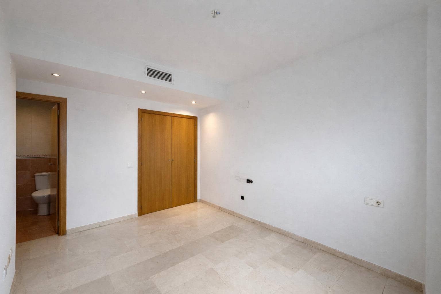 3 bedroom Flat for rent in Paterna with pool garage - € 1,100 (Ref: 9562112)