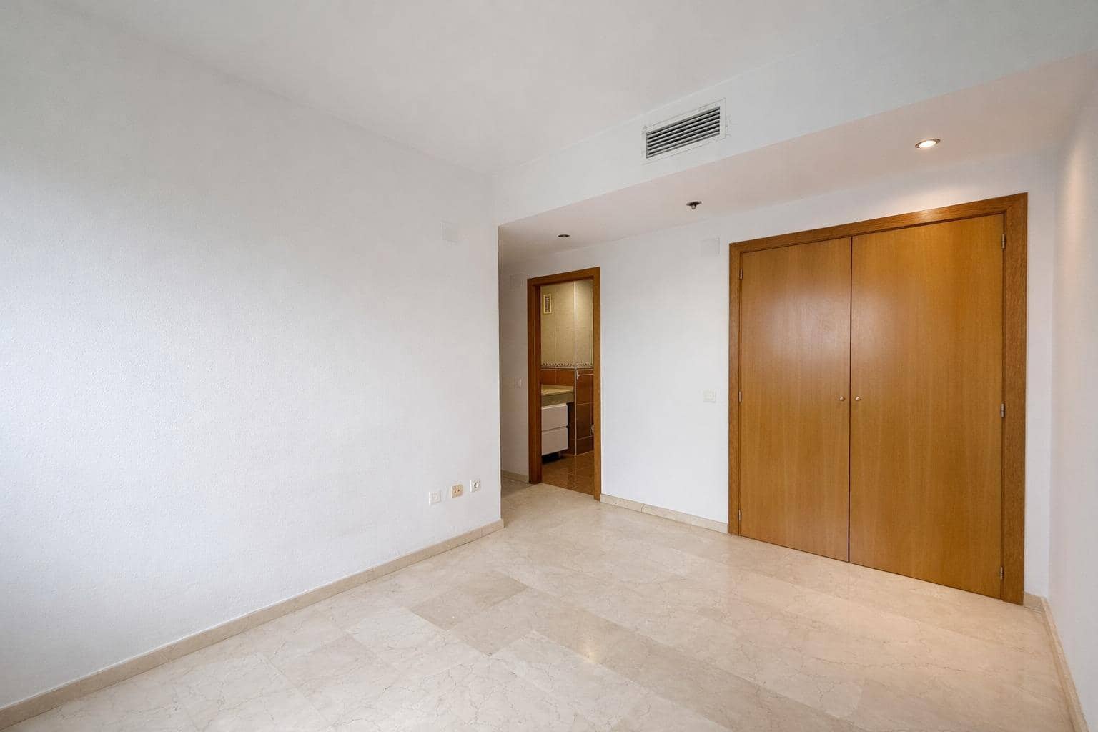 3 bedroom Flat for rent in Paterna with pool garage - € 1,100 (Ref: 9562112)