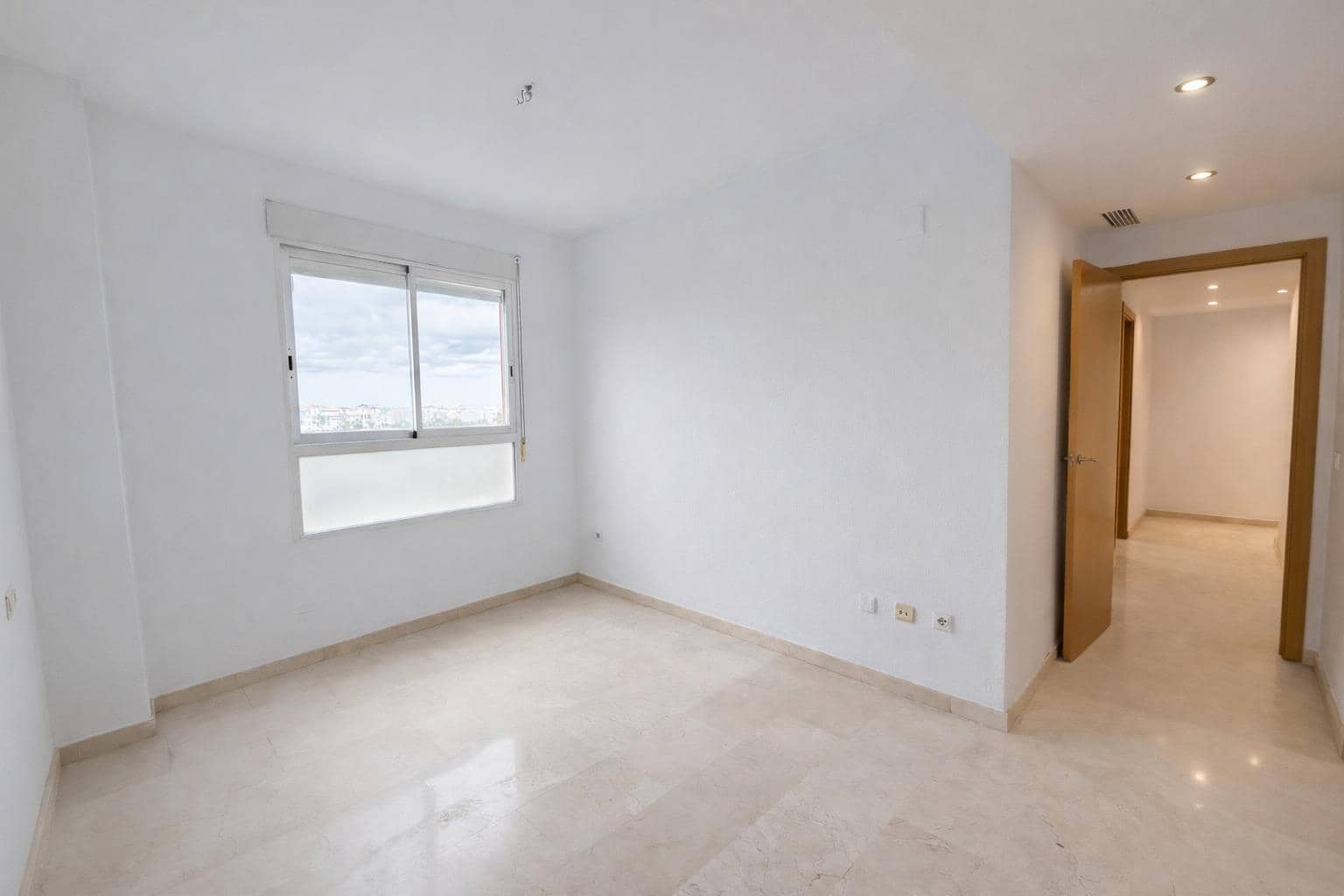 3 bedroom Flat for rent in Paterna with pool garage - € 1,100 (Ref: 9562112)