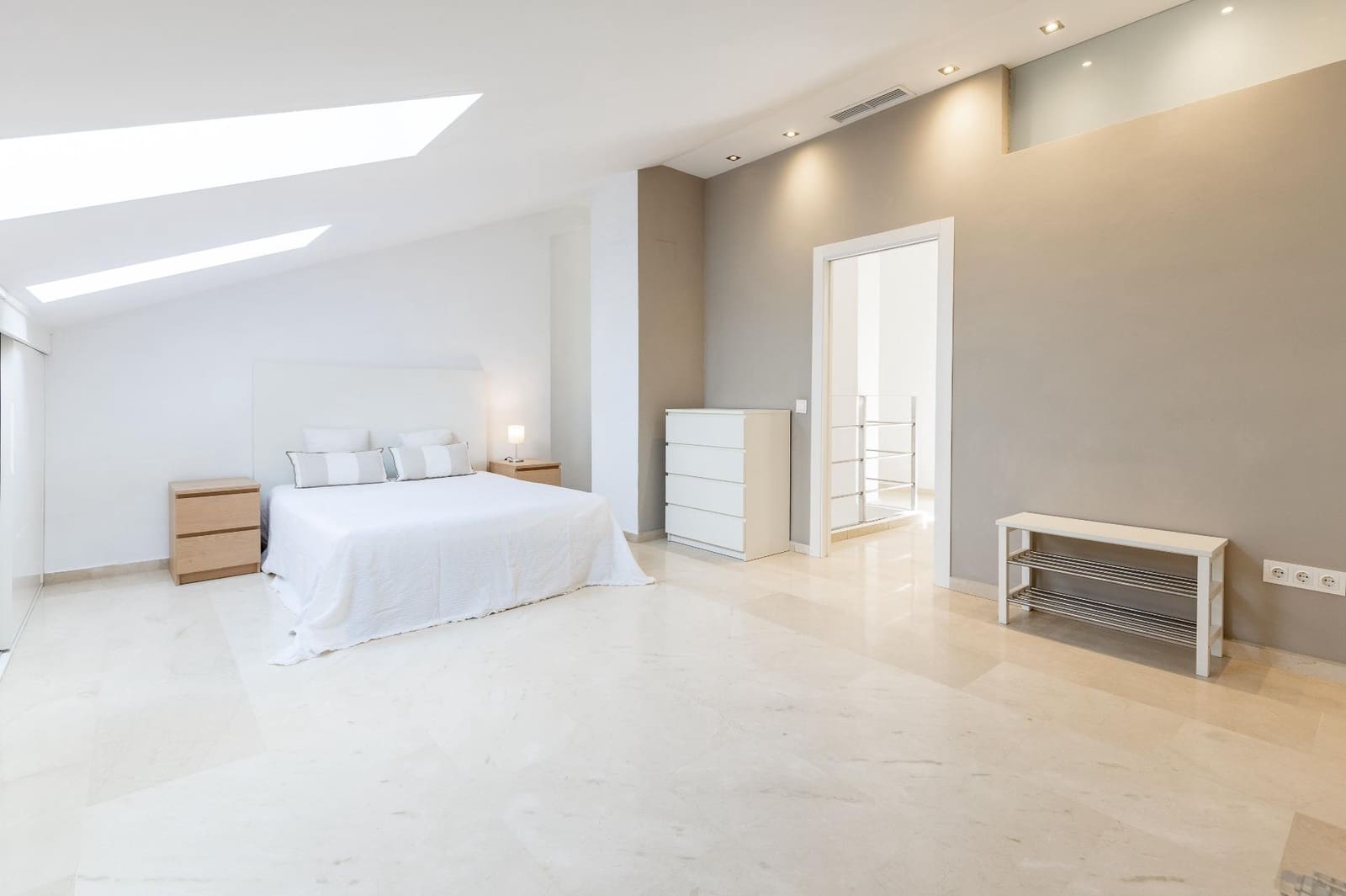 Penthouse de 3 chambres à louer à Valence ville avec garage - 1 800 € (Ref: 9591607)