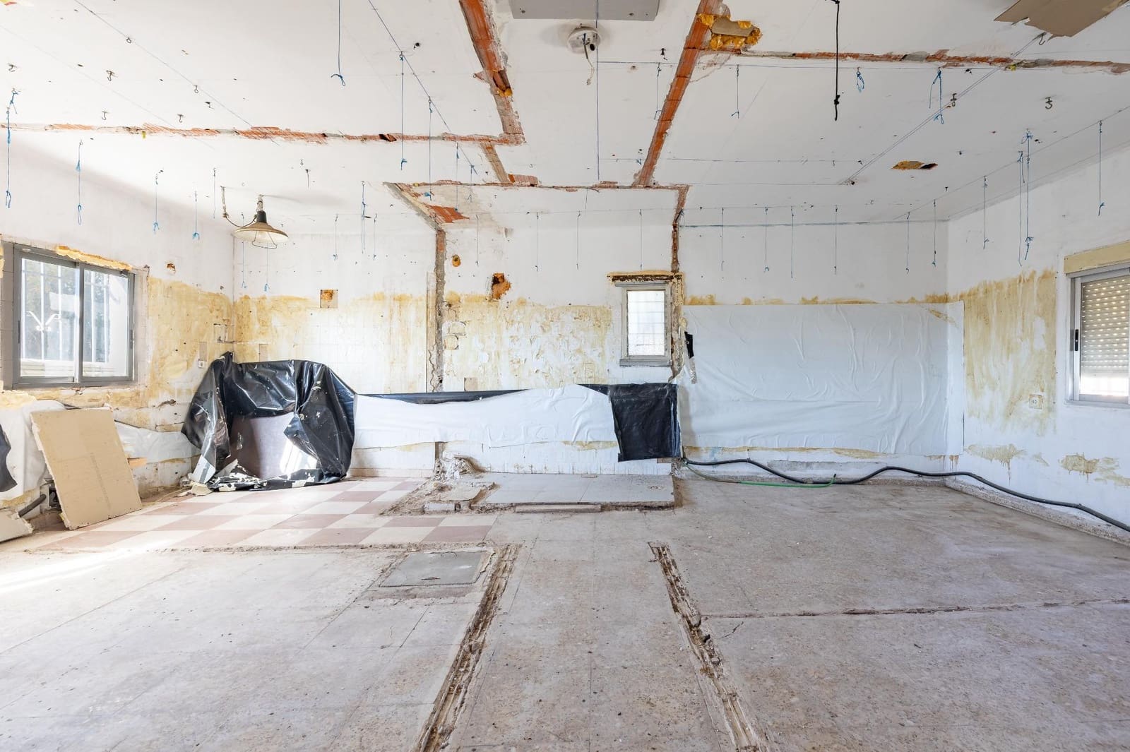 Maalaistalo myytävänä paikassa Lliria mukana uima-altaan 
autotalli - 85 000 € (Ref: 9619536)