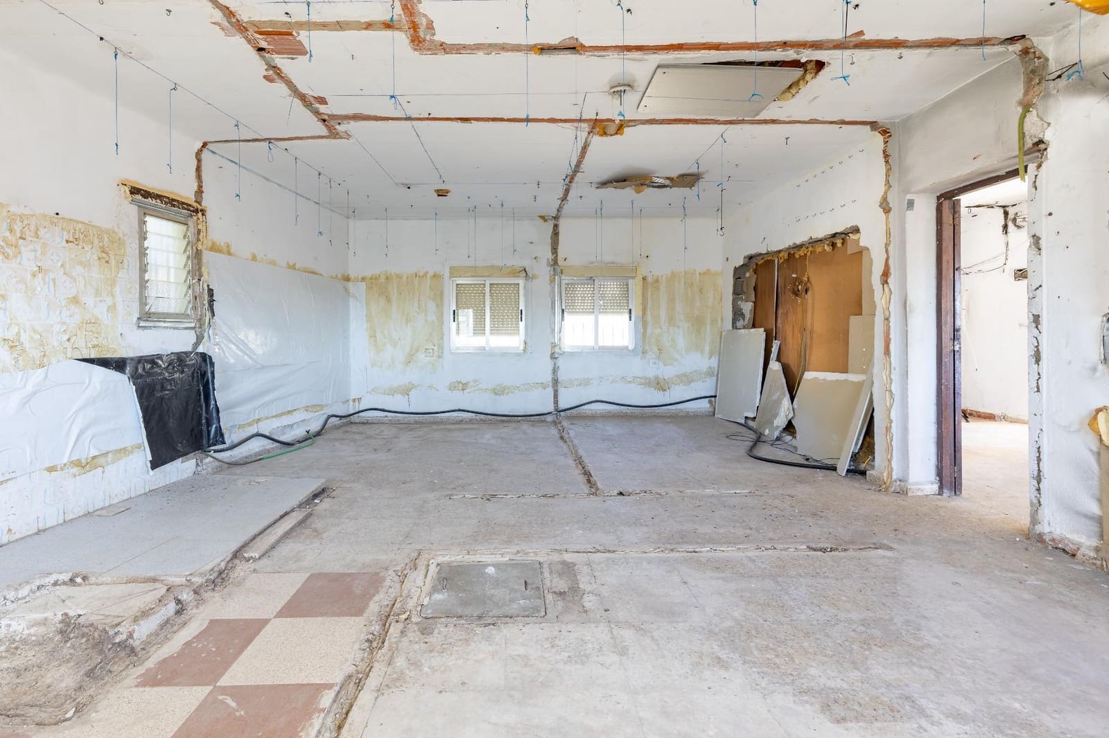 Maalaistalo myytävänä paikassa Lliria mukana uima-altaan 
autotalli - 85 000 € (Ref: 9619536)