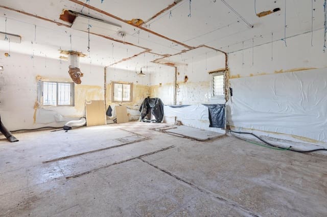 Maalaistalo myytävänä paikassa Llíria mukana uima-altaan 
autotalli - 85 000 € (Ref: 9619536)