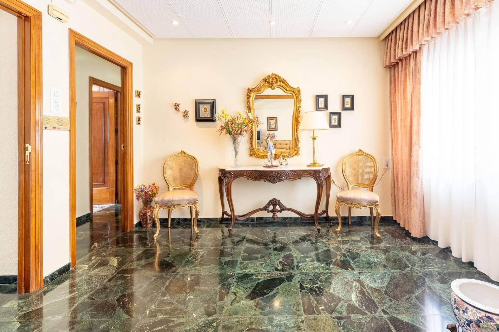 6 bedroom Townhouse for sale in Betera with garage - € 800,000 (Ref: 9619580)