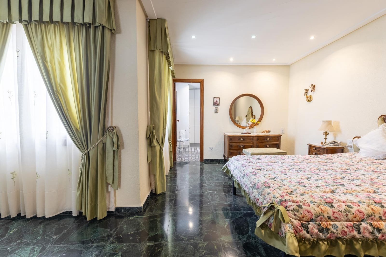 6 bedroom Townhouse for sale in Betera with garage - € 800,000 (Ref: 9619580)