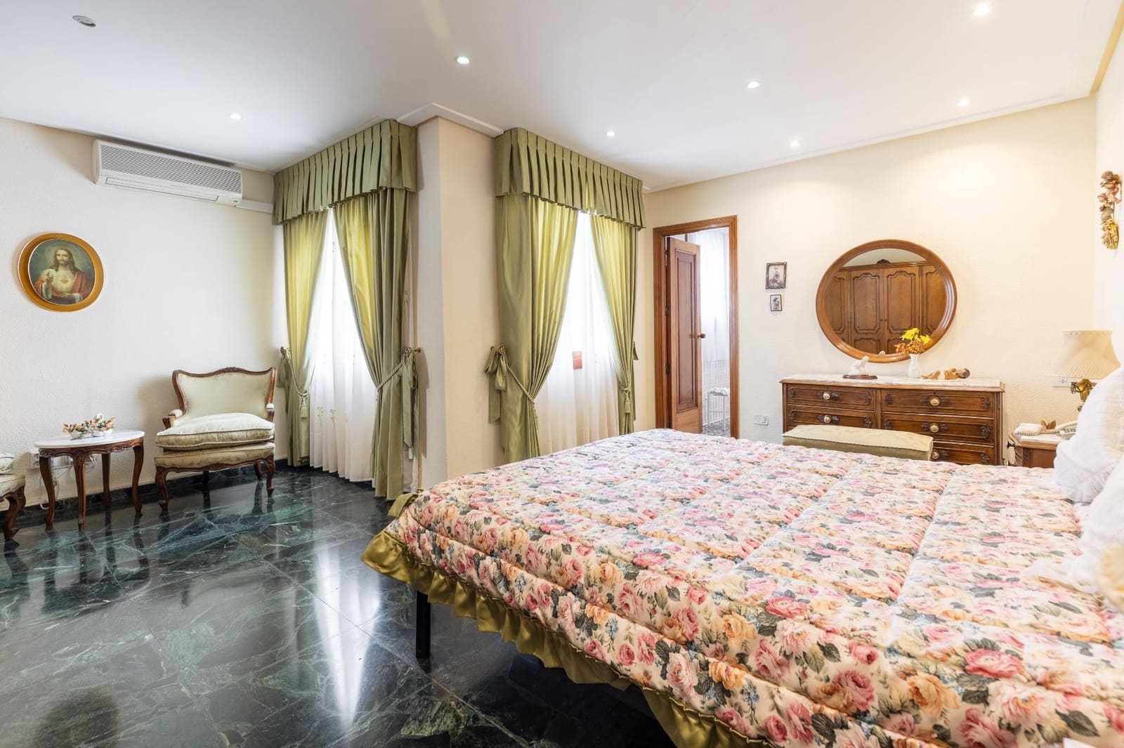 6 bedroom Townhouse for sale in Betera with garage - € 800,000 (Ref: 9619580)