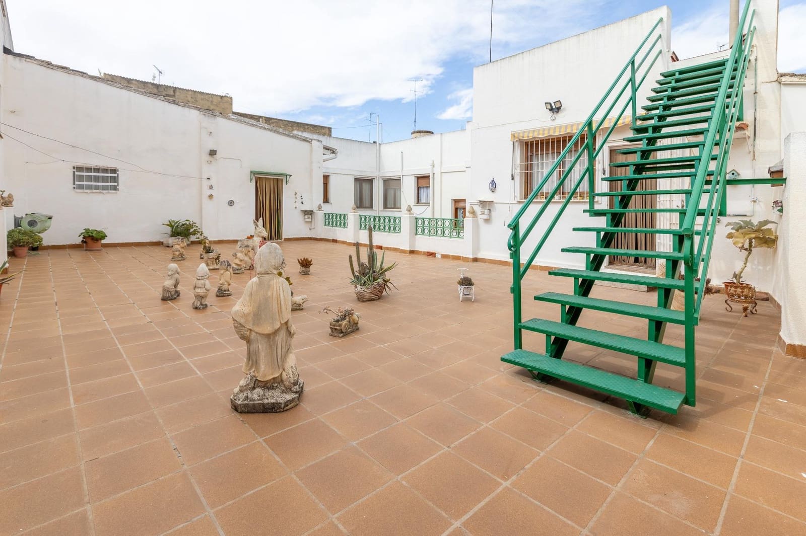 6 bedroom Townhouse for sale in Betera with garage - € 800,000 (Ref: 9619580)