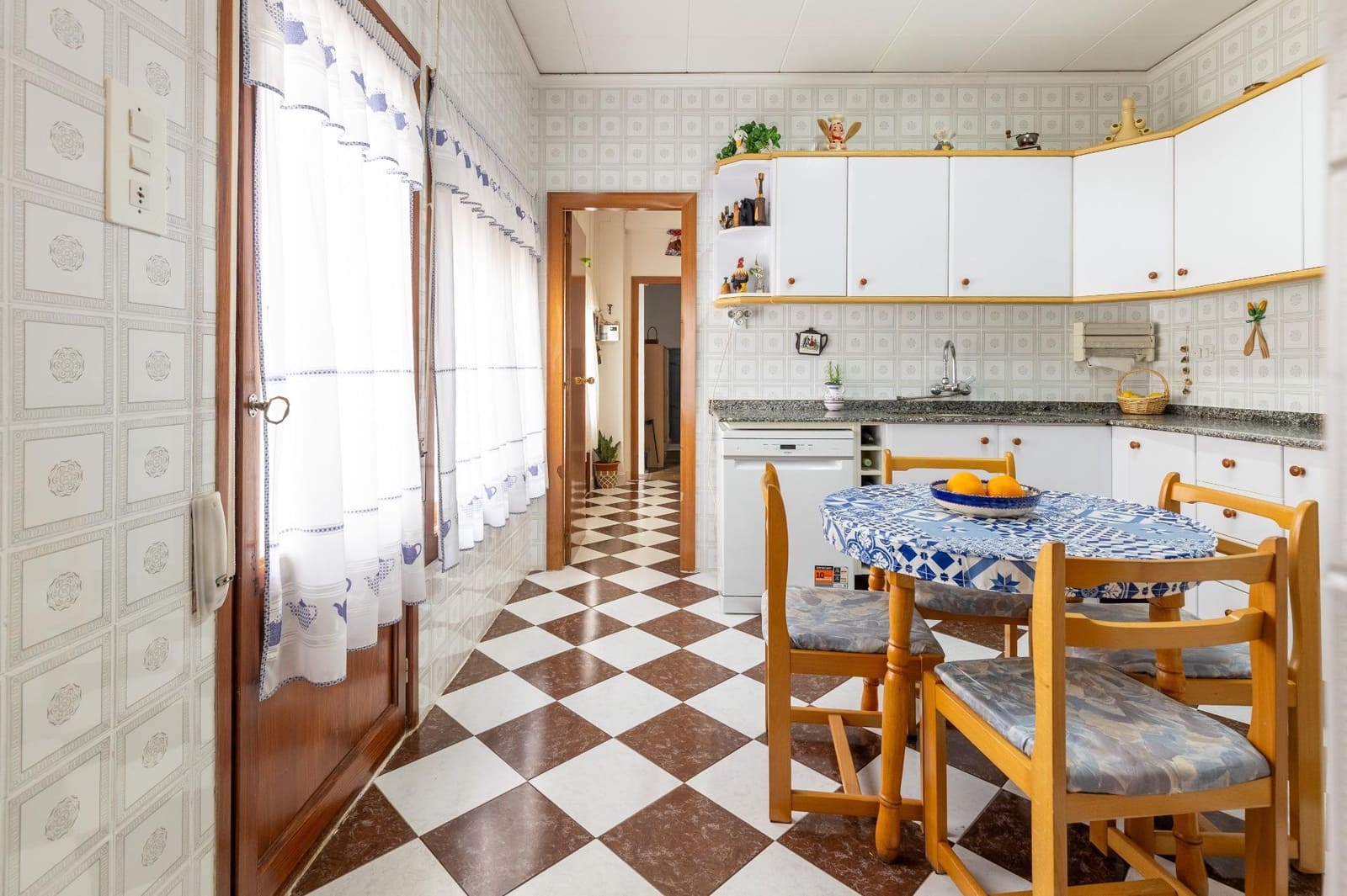 6 bedroom Townhouse for sale in Betera with garage - € 800,000 (Ref: 9619580)