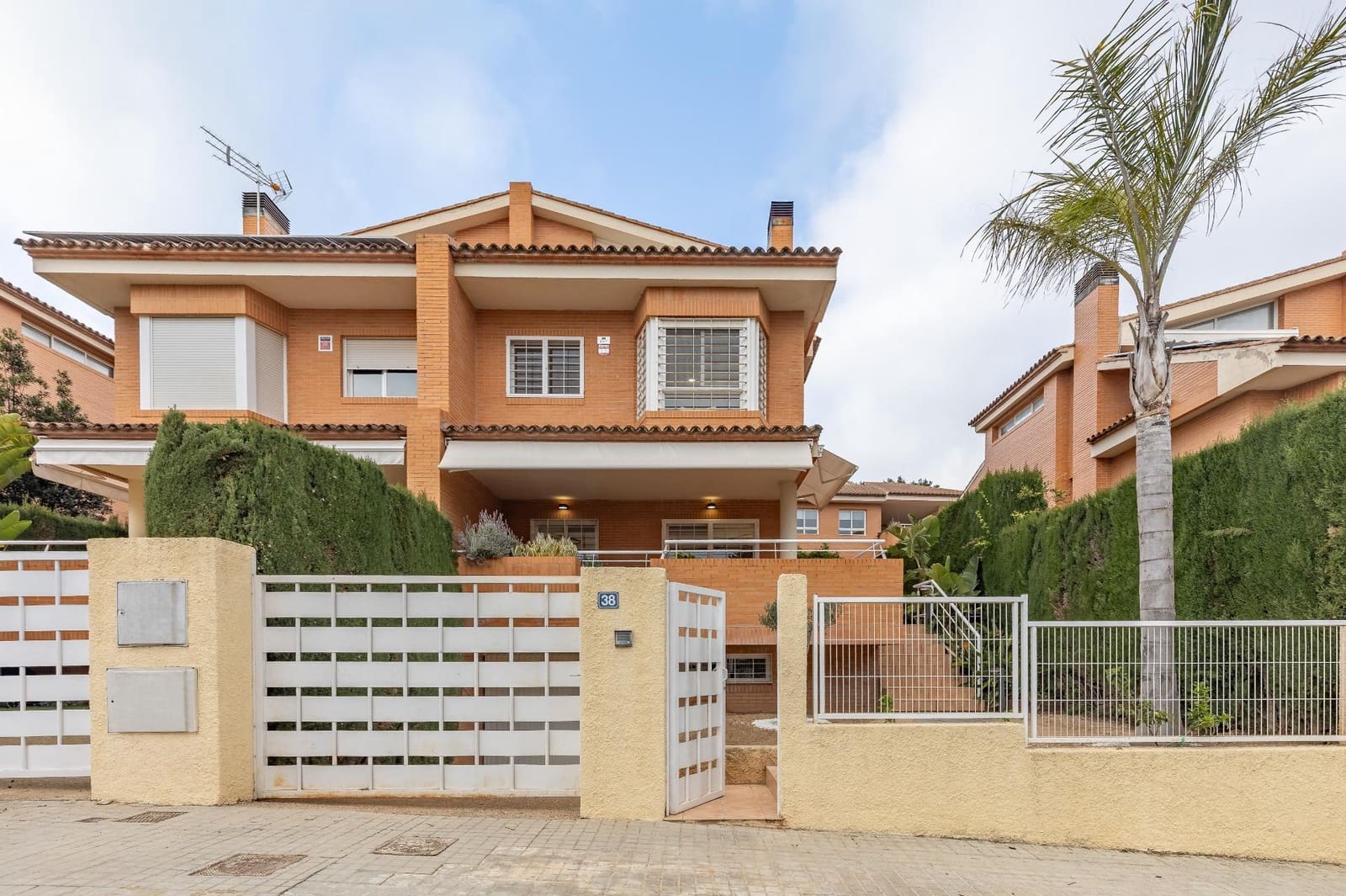 5 bedroom Semi-detached Villa for sale in Masarrochos / Massarrojos with pool - € 650,000 (Ref: 9637860)