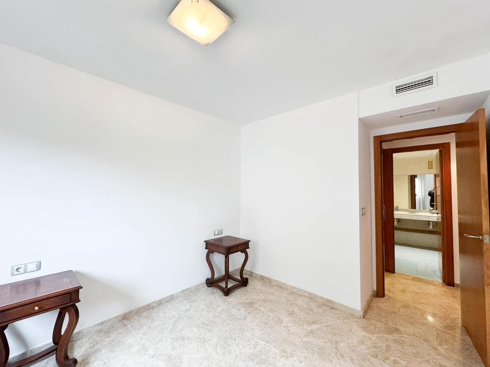 3 Zimmer Wohnung zu vermieten in Paterna mit Pool Garage - 1.700 € (Ref: 9666974)