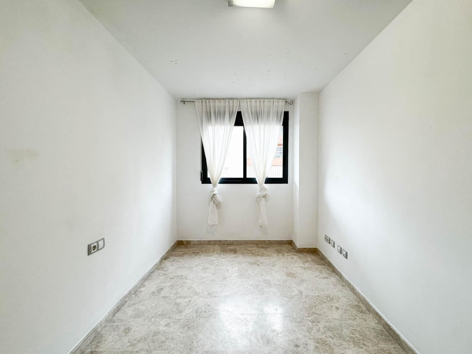 3 Zimmer Wohnung zu vermieten in Paterna mit Pool Garage - 1.700 € (Ref: 9666974)