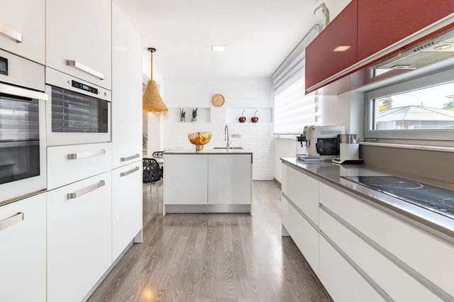 4 slaapkamer Villa te koop in Vinaròs met zwembad garage - € 460.000 (Ref: 9680533)