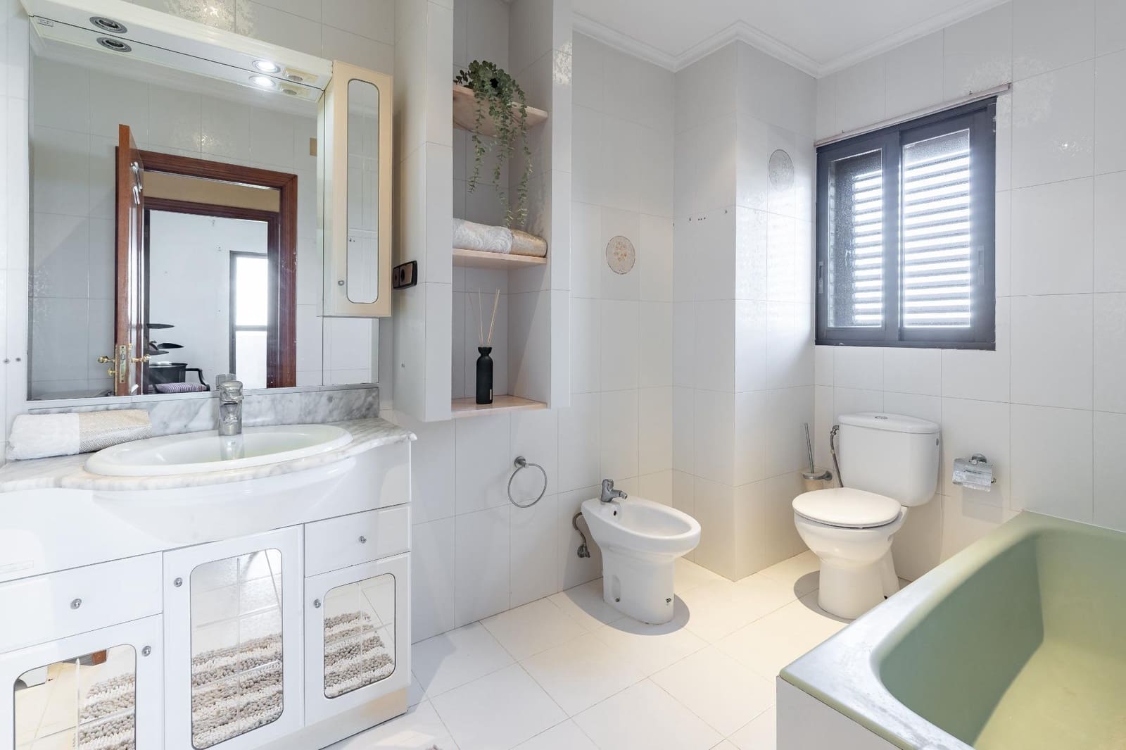 6 bedroom Villa for sale in Chiva with pool garage - € 450,000 (Ref: 9726871)