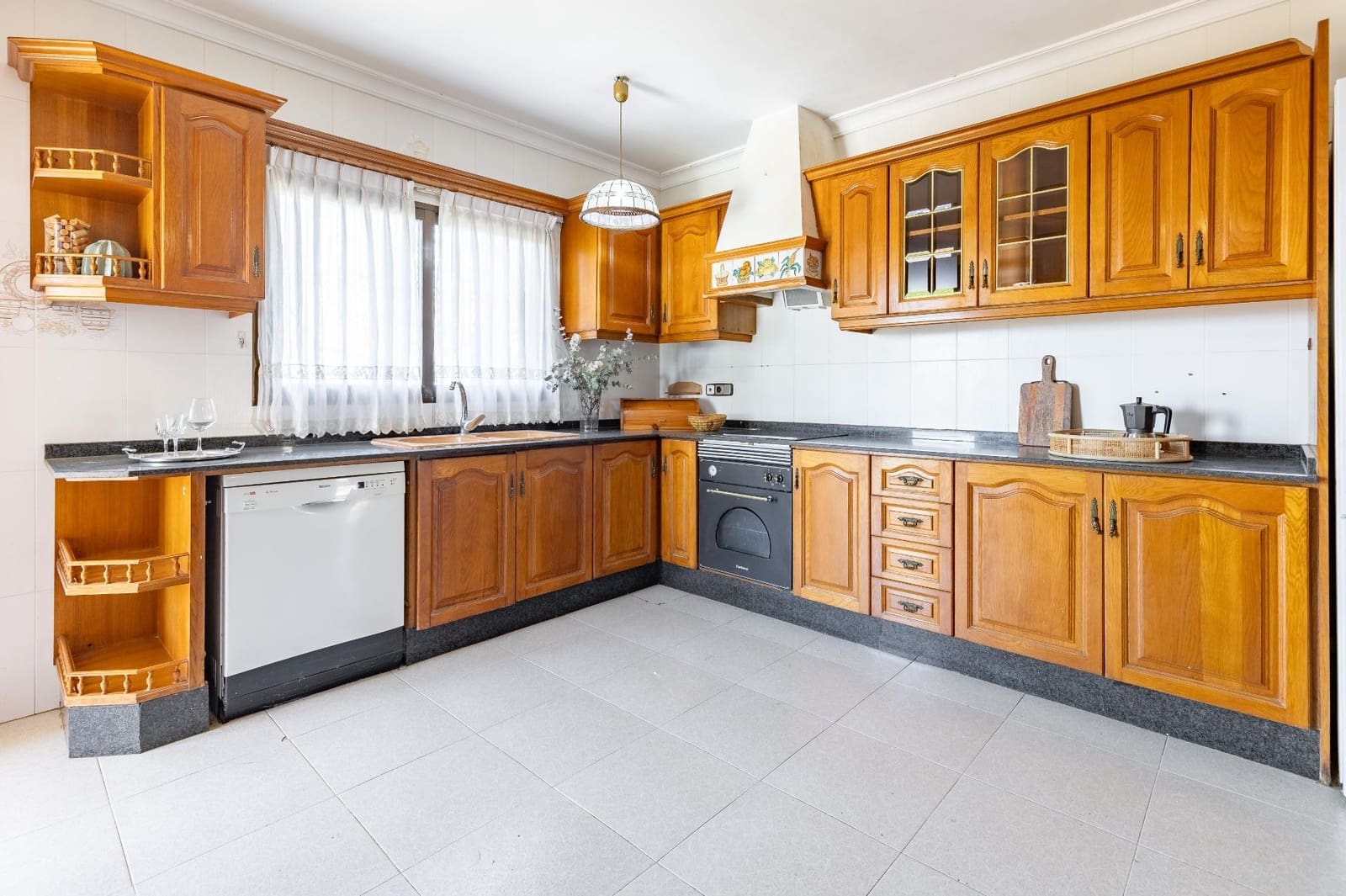 6 bedroom Villa for sale in Chiva with pool garage - € 450,000 (Ref: 9726871)