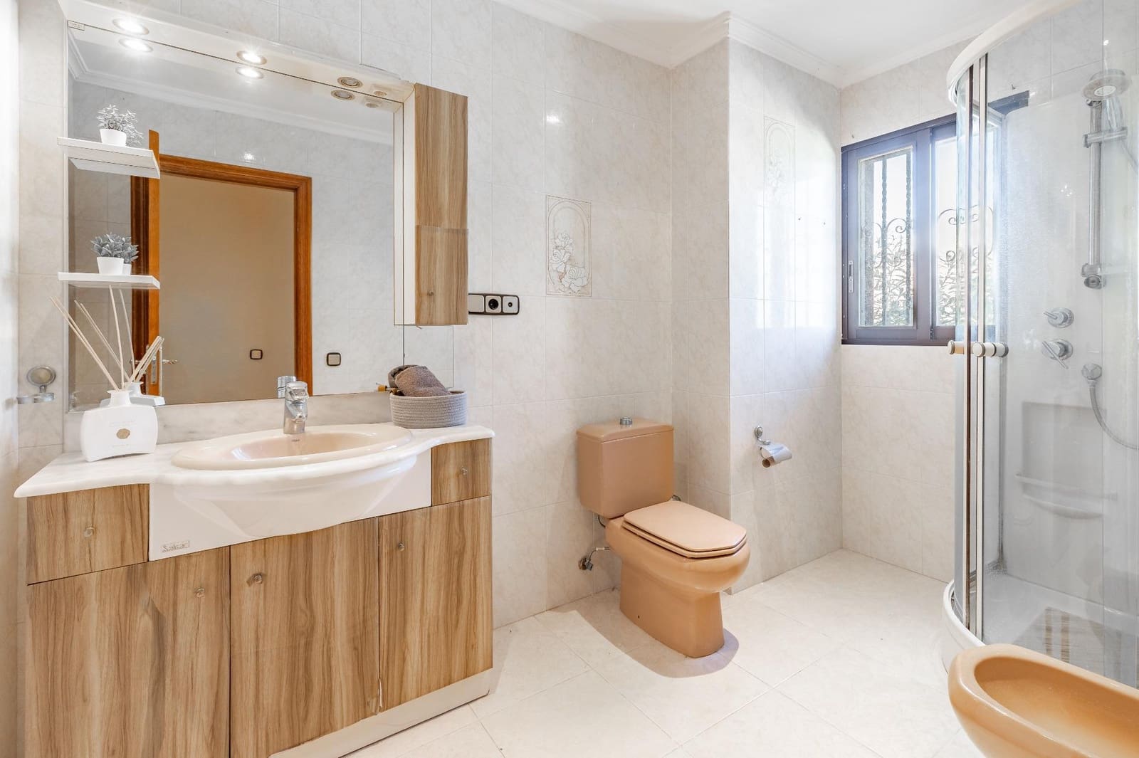 6 bedroom Villa for sale in Chiva with pool garage - € 450,000 (Ref: 9726871)