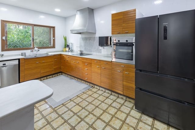 6 bedroom Villa for sale in Torrent with pool garage - € 640,000 (Ref: 9726873)