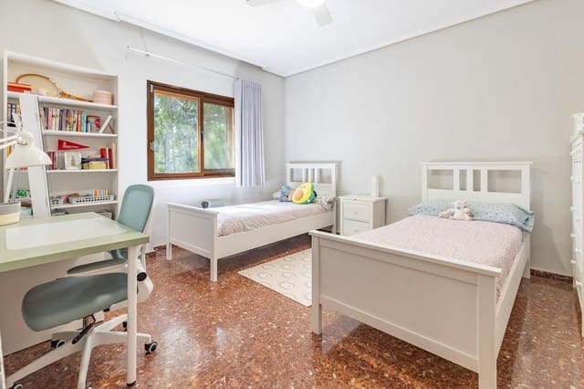 6 bedroom Villa for sale in Torrent with pool garage - € 640,000 (Ref: 9726873)