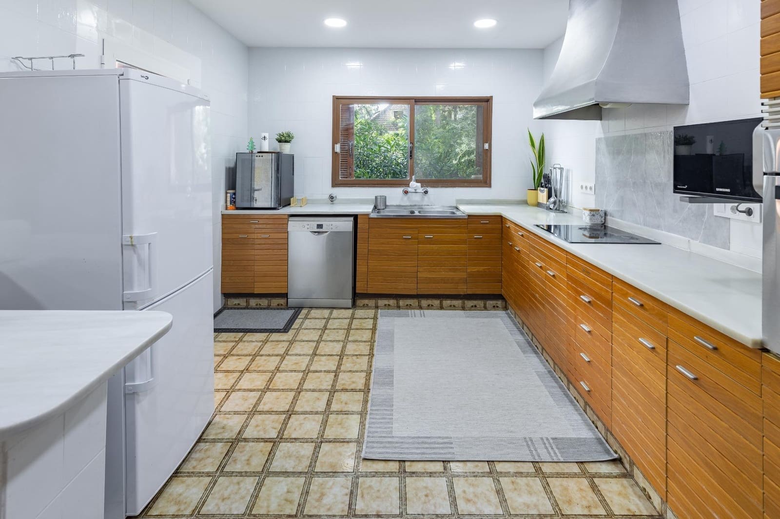 6 bedroom Villa for sale in Torrent with pool garage - € 640,000 (Ref: 9726873)