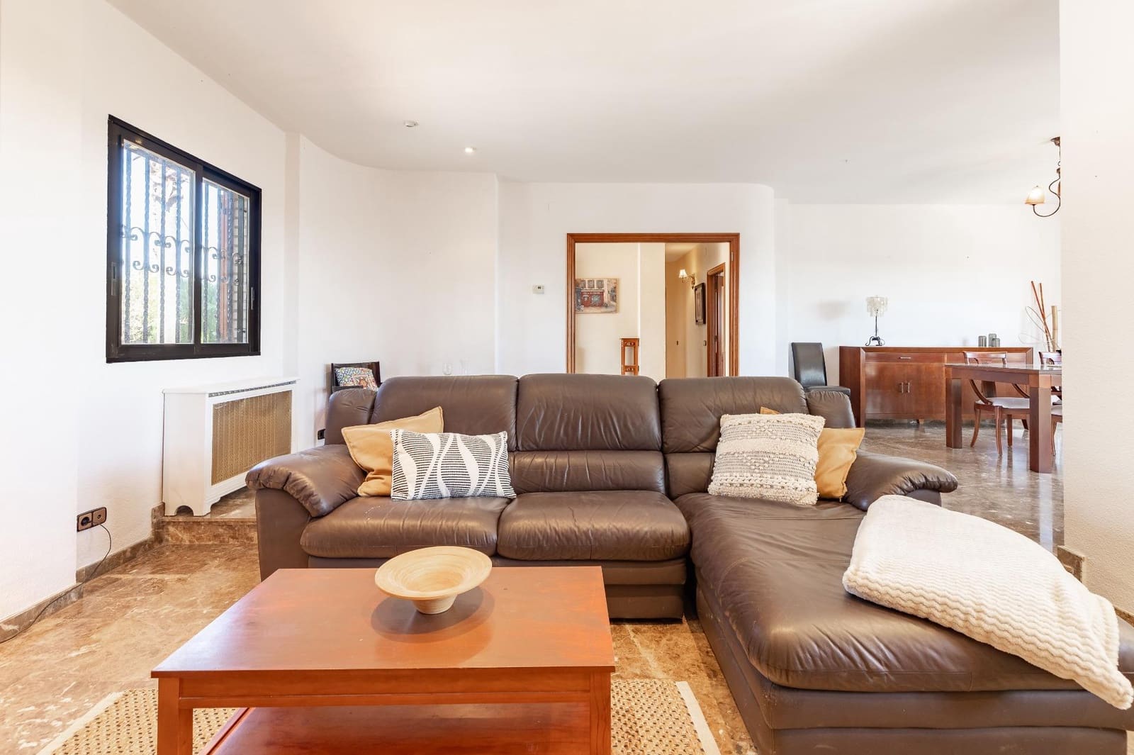 Chalet de 6 habitaciones en Chiva en venta con piscina garaje - 450.000 € (Ref: 9812354)