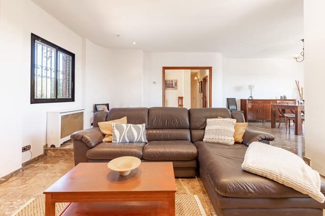 Chalet de 6 habitaciones en Chiva en venta con piscina garaje - 450.000 € (Ref: 9812354)