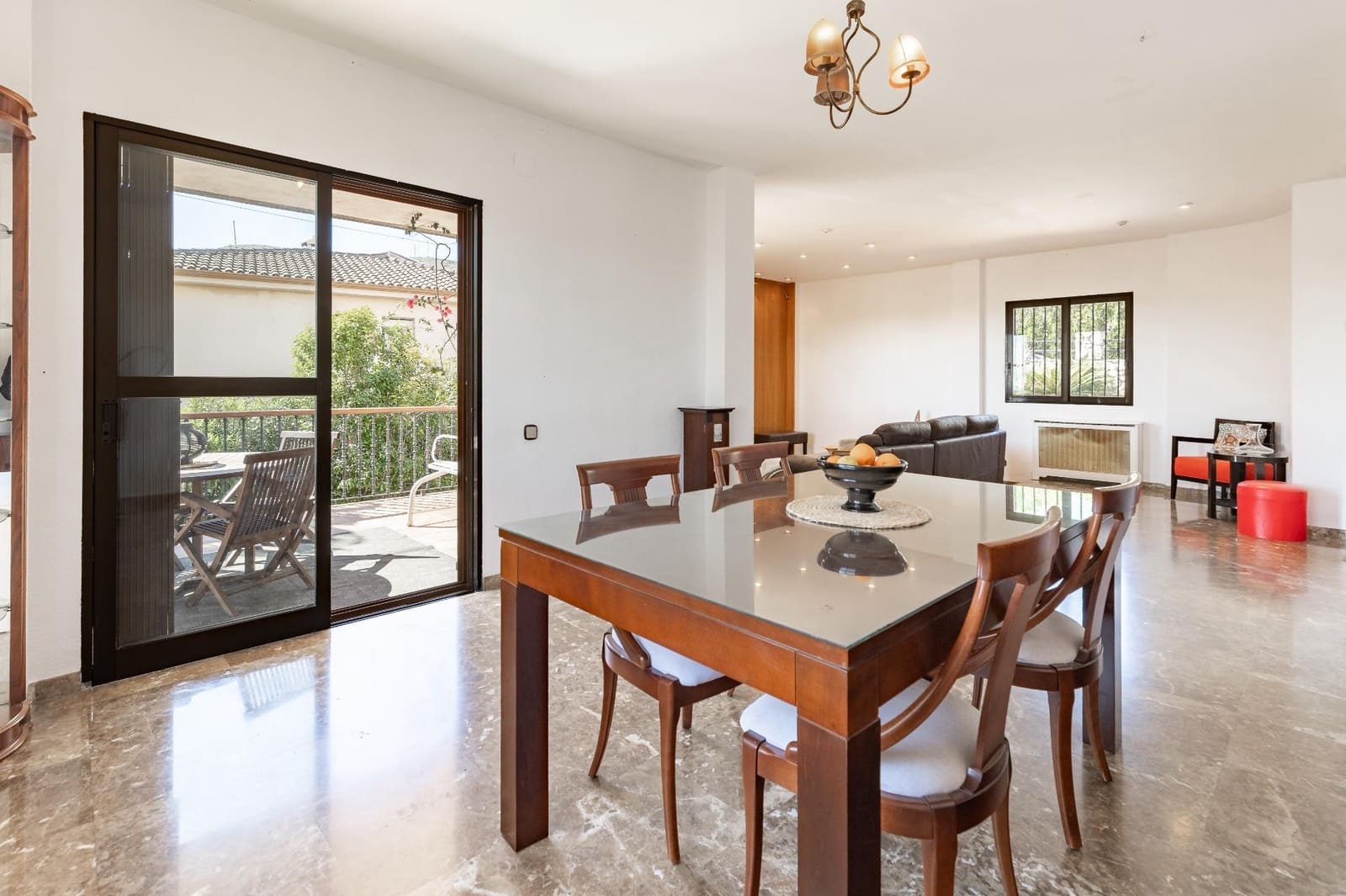 Chalet de 6 habitaciones en Chiva en venta con piscina garaje - 450.000 € (Ref: 9812354)