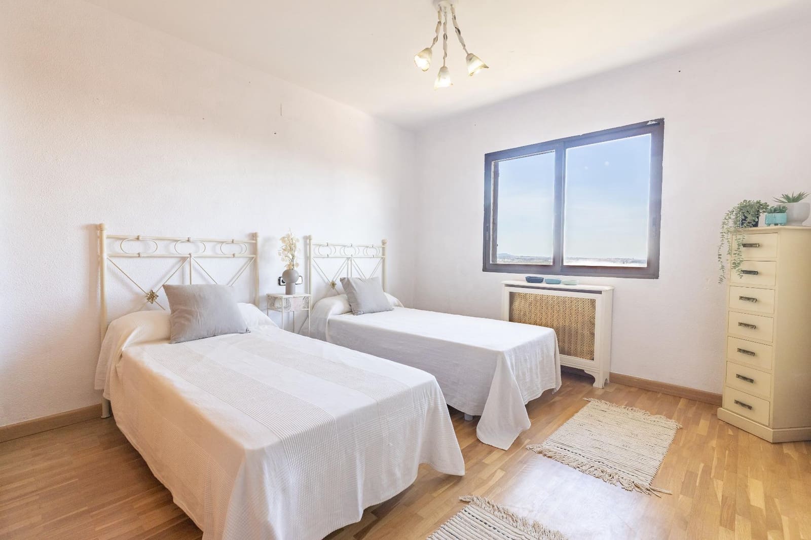 Chalet de 6 habitaciones en Chiva en venta con piscina garaje - 450.000 € (Ref: 9812354)